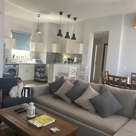 2 Bedrooms Apartment With Pool & Lake Views